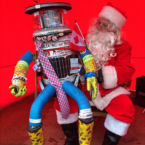 De volta ao Canadá, o robô passou o Natal de 2014 em uma parada na cidade de Lakeshore e aproveitou para tirar fotos com o Papai Noel.