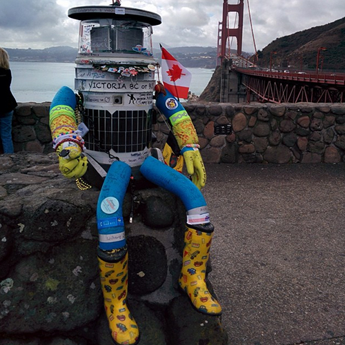 Enquanto estava na costa oeste americana, o HitchBOT, já carregando lembranças de sua viagem, posou diante da ponte Golden Gate, em São Francisco.