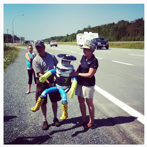 O robô precisa de ajuda humana para se movimentar. Esta é a foto da primeira carona, em Halifax, no Canadá, em julho de 2014.