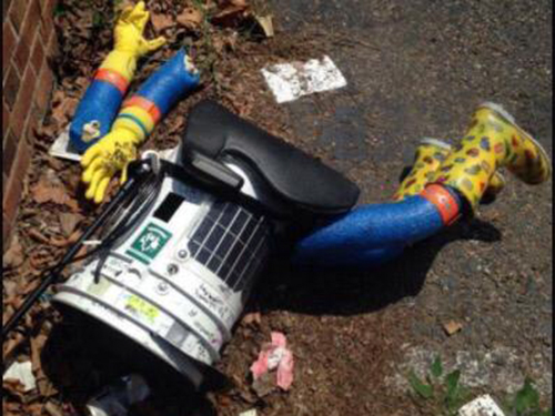 Após passar pelo Canadá, Alemanha e Holanda sem problema algum, a viagem do robô HitchBOT acaba na Filadélfia, Estados Unidos, duas semanas após começar