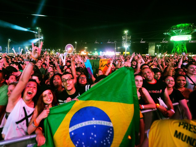 Público acompanha a apresentação de artistas brasileiros no Palco Mundo durante o show Rock in Rio 30 Anos
