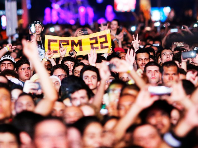 Público durante o show da banda CPM 22, que se apresenta no Palco Mundo na quarta noite do Rock in Rio