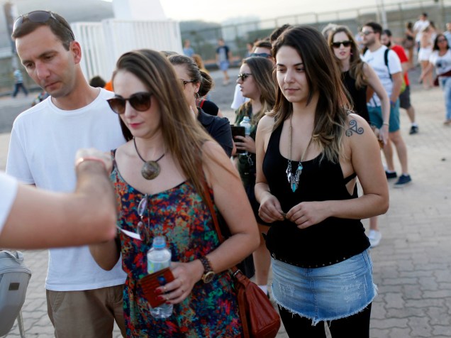 Público recebe pulseiras para atestar a maioridade durante o Rock in Rio