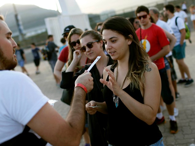 Público recebe pulseiras para atestar a maioridade durante o Rock in Rio