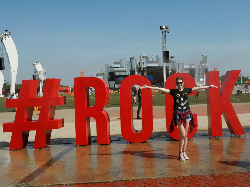 Movimentação do público na Cidade do Rock, para o primeiro dia de shows do Rock in Rio, que começa nesta sexta-feira (18)