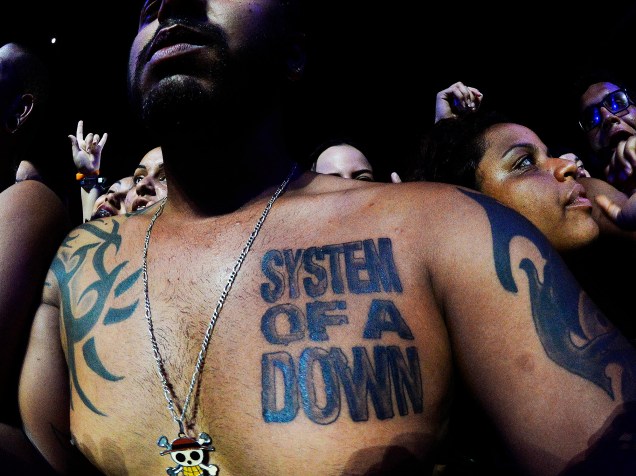 Público durante o show da banda System Of a Down no quarto dia do Rock in Rio, zona oeste do Rio de Janeiro, na noite desta quinta-feira (24)