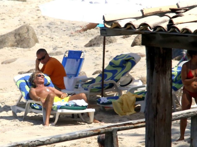 Rod Stewart pega praia no Rio, no dia seguinte à sua apresentação no Rock in Rio