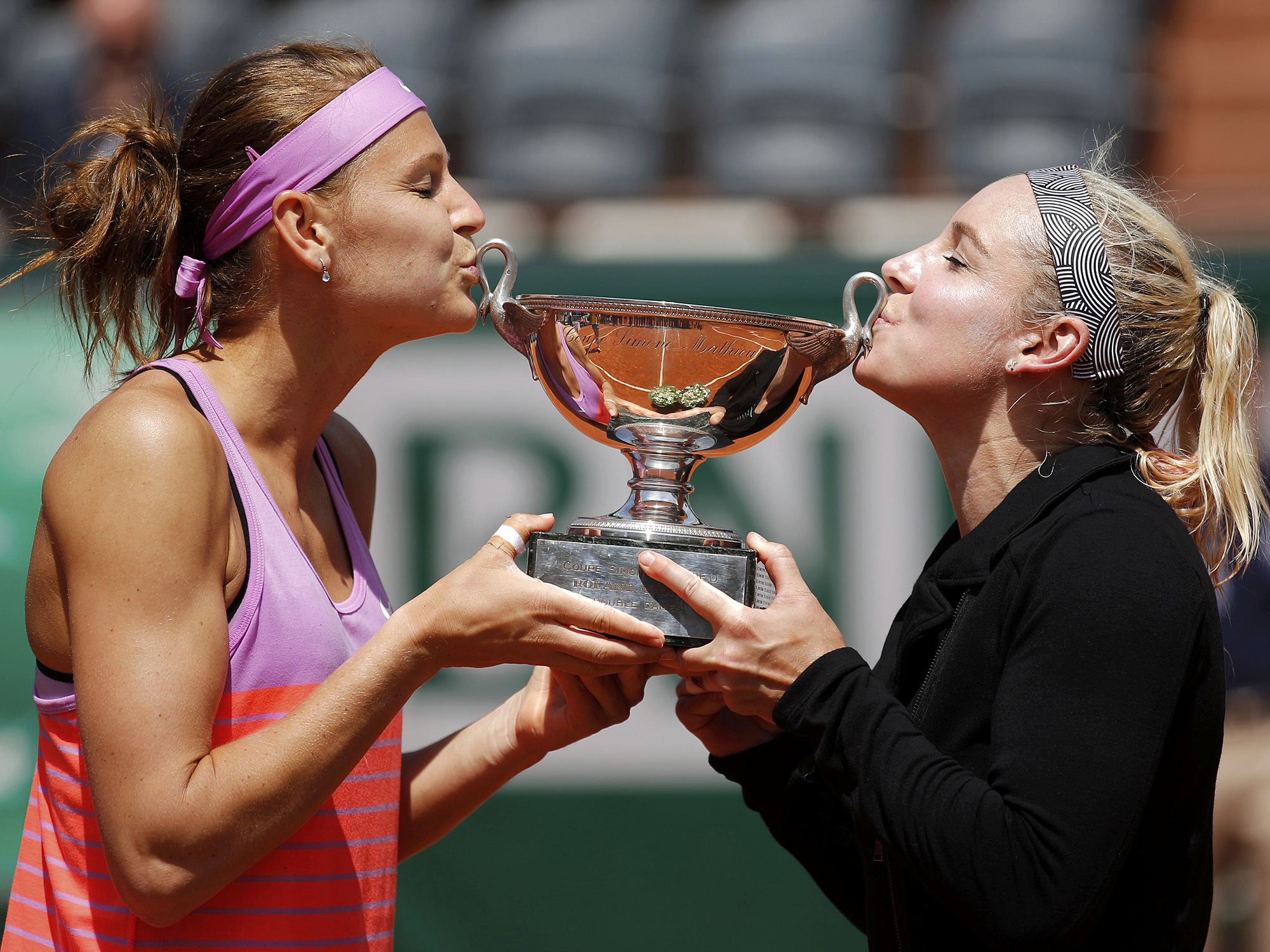 A tcheca Lucie Safarova e a americana Mattek-Sands, campeãs em Roland Garros