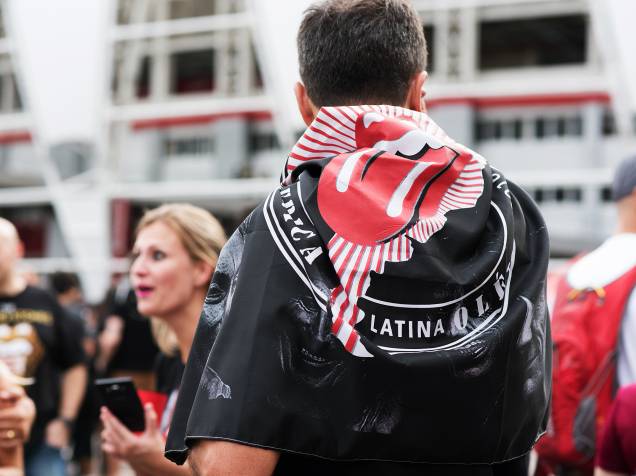 Público chega para o show da banda britânica The Rolling Stones, no estádio do Beira Rio, na cidade de Porto Alegre, na noite desta quarta-feira (02)