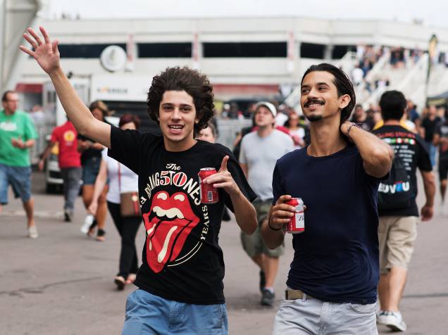 Público chega para o show da banda britânica The Rolling Stones, no estádio do Beira Rio, na cidade de Porto Alegre, na noite desta quarta-feira (02)