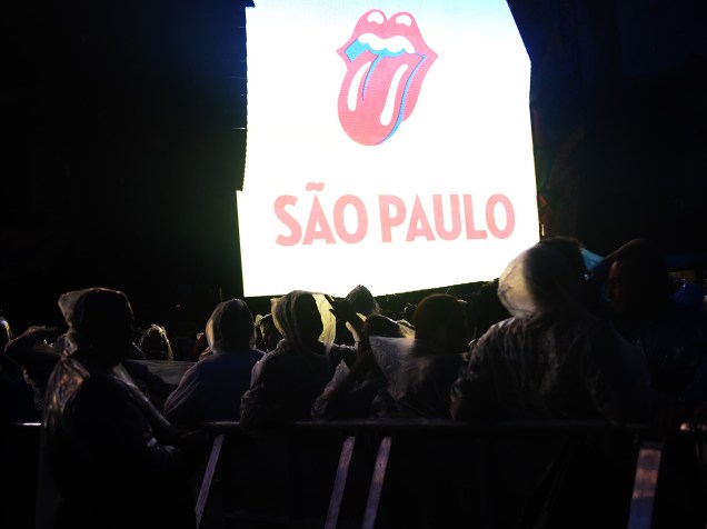 Com muita chuva, público espera para o show do Rolling Stones na noite desta quarta (24), no Morumbi, em São Paulo com a turnê "Olé"
