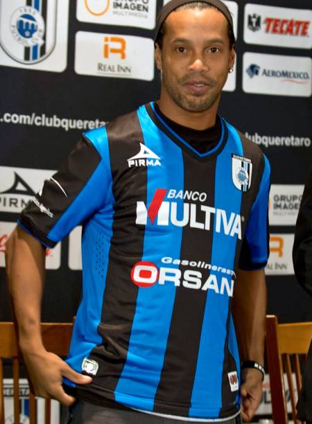 Ronaldinho Gaúcho veste a camisa de seu novo clube, o Querétaro, do México