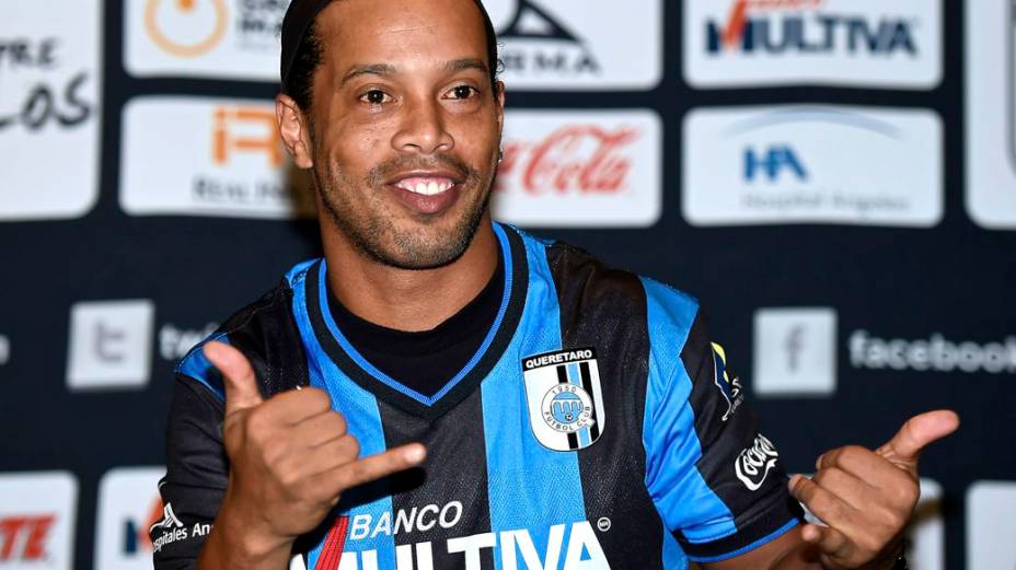 Ronaldinho Gaúcho veste a camisa de seu novo clube, o Querétaro, do México