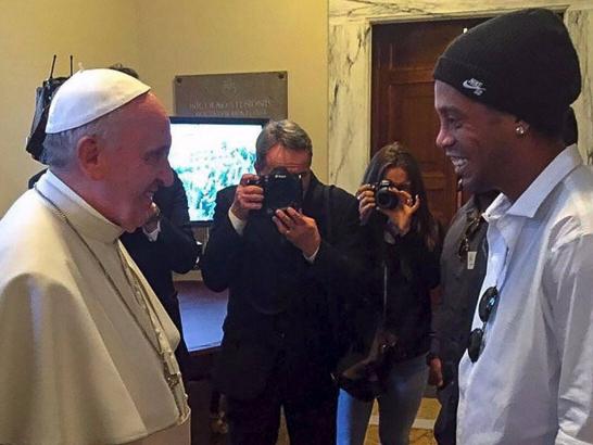 Papa Francisco e Ronaldinho Gaúcho sorriem durante encontro no Vaticano