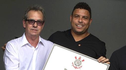 Ronaldo recebe homenagem do doutor Joaquim Grava no CT do Corinthians