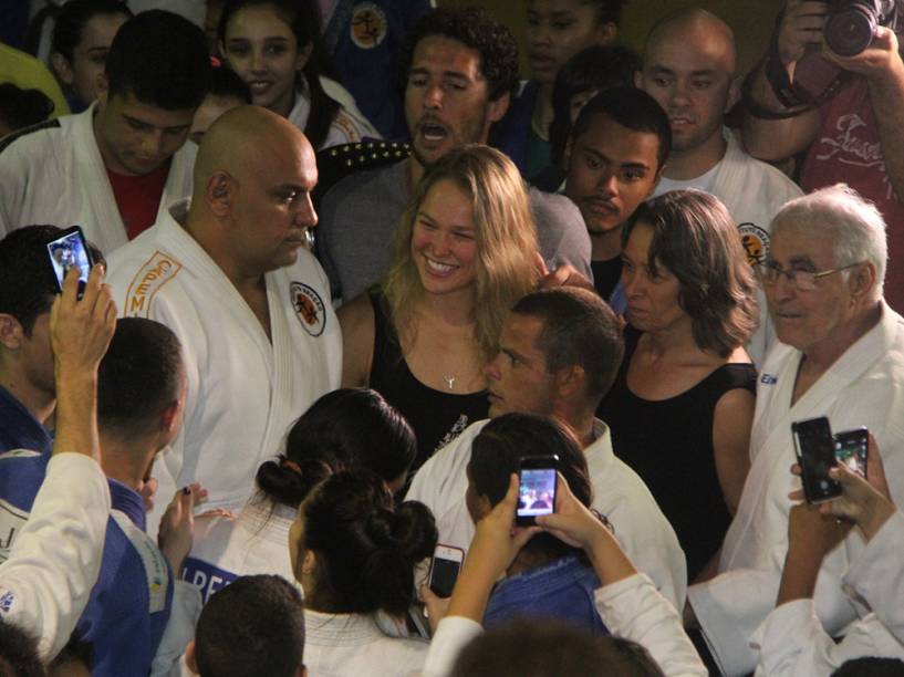 Ronda Rousey em visita ao Complexo Esportivo da Rocinha, no Rio de Janeiro