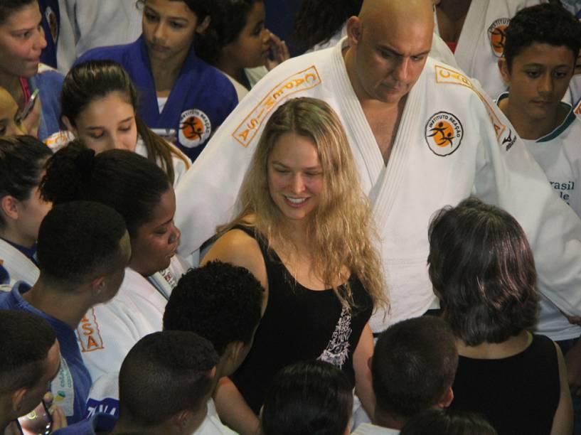 Ronda Rousey em visita ao Complexo Esportivo da Rocinha, no Rio de Janeiro