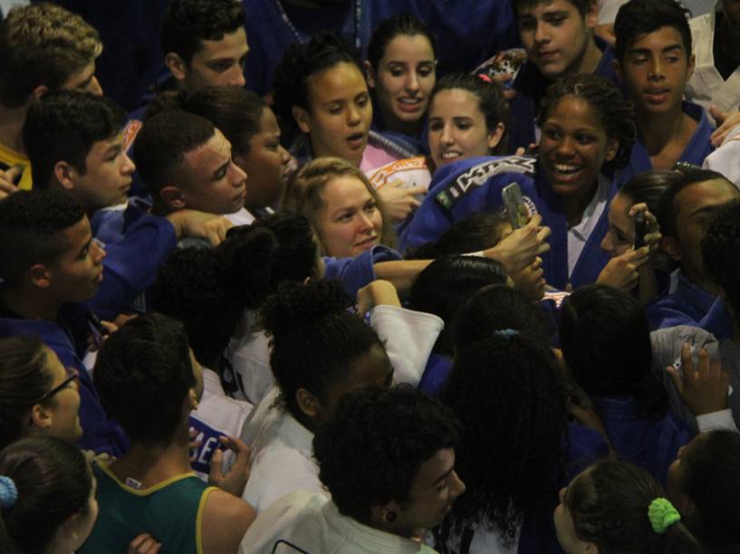 Ronda Rousey é cercada por fãs em visita ao Complexo Esportivo da Rocinha, no Rio de Janeiro