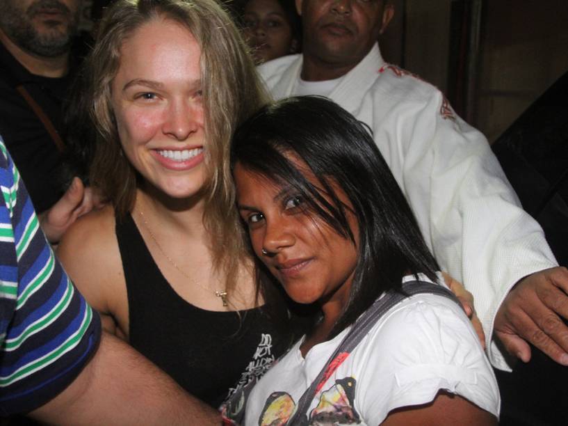 Ronda Rousey em visita ao Complexo Esportivo da Rocinha, no Rio de Janeiro