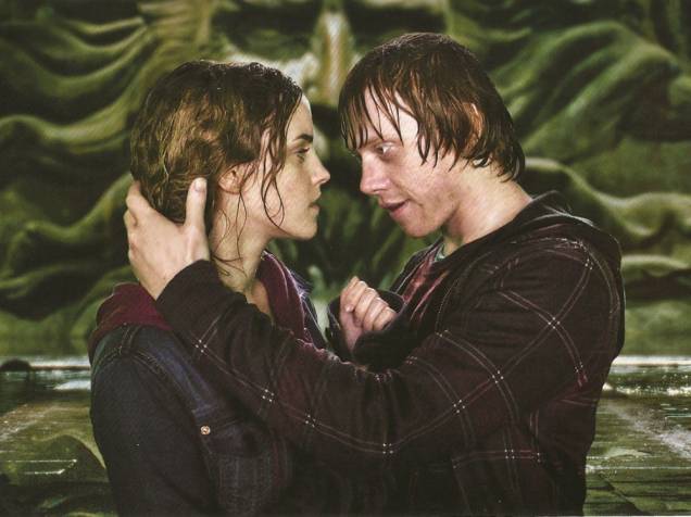 Hermione (Emma Watson) e Rony (Rupert Grint) em Harry Potter e as Relíquias da Morte: Parte 2