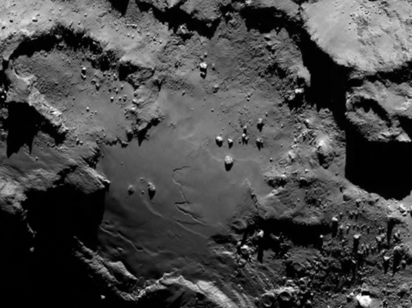 Detalhe da superfície do cometa 67P/Churyumov-Gerasimenko. A imagem, do dia 6 de agosto, foi feita pela sonda Rosetta a 130 quilômetros de distância