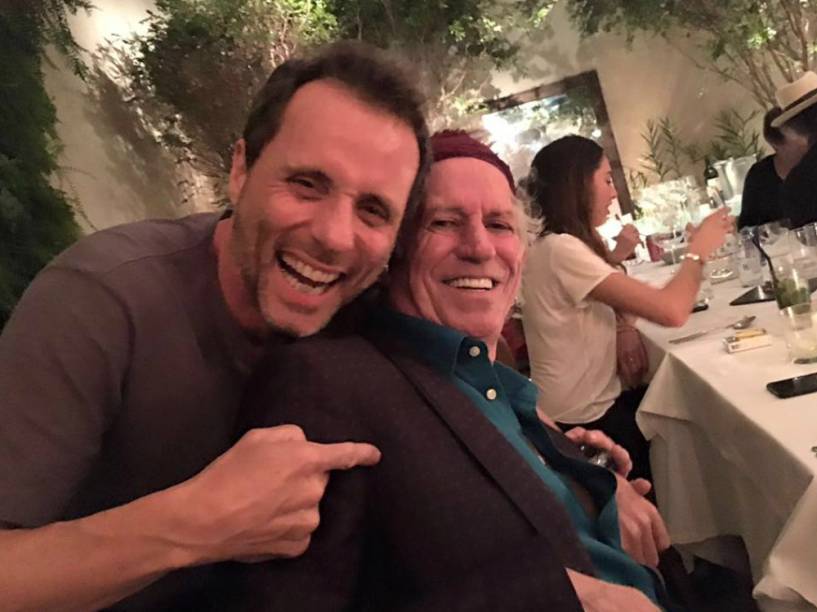 Keith Richards, dos Rolling Stones, e Tony Bellotto, do Titãs, jantaram juntos em São Paulo na noite de terça-feira (23)