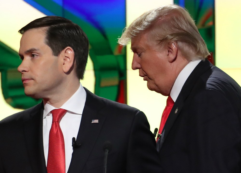 Os pré-candidatos Marco Rubio e Donald Trump durante o debate na Flórida