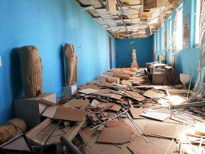 <p>Artefatos históricos danificados, dentro do Museu de História de Palmira, na Síria, após os ataques do grupo Estado Islâmico. Forças locais do presidente sírio Bashar Al-Assad já reocuparam a área</p>