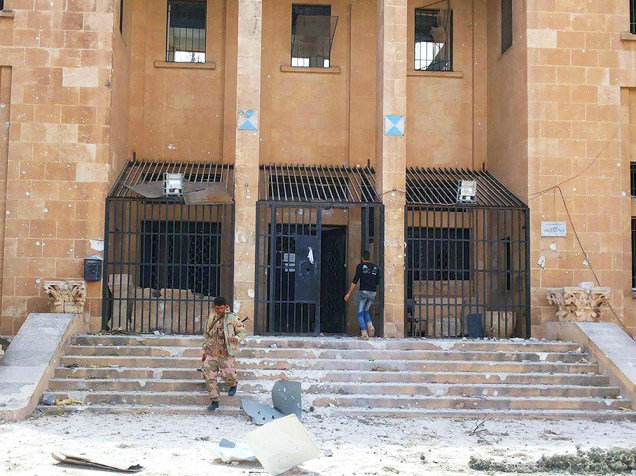 <p>Membro das tropas sírias, descem as escadas do Museu de História, da cidade de Palmira, na Síria, após forças governamentais reconquistarem a área, devido aos ataques do grupo Estado Islâmico destruirem o local</p>