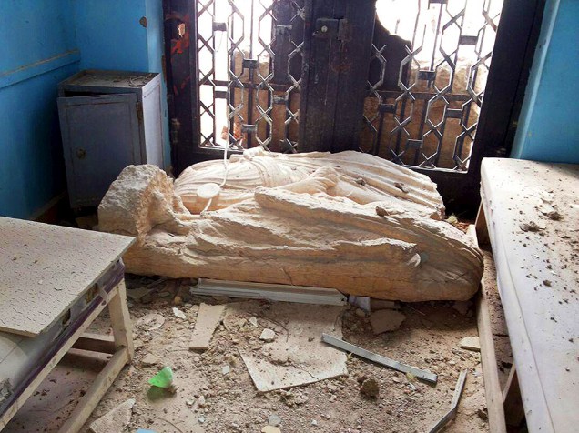 <p>Artefatos históricos danificados, dentro do Museu de História de Palmira, na Síria, após os ataques do grupo Estado Islâmico. Forças locais do presidente sírio Bashar Al-Assad já reocuparam a área</p>