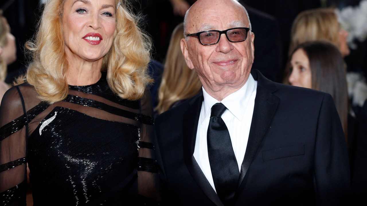Ex-modelo Jerry Hall e o magnata da mídia Rupert Murdoch chegam à premiação do Globo de Ouro, em Los Angeles