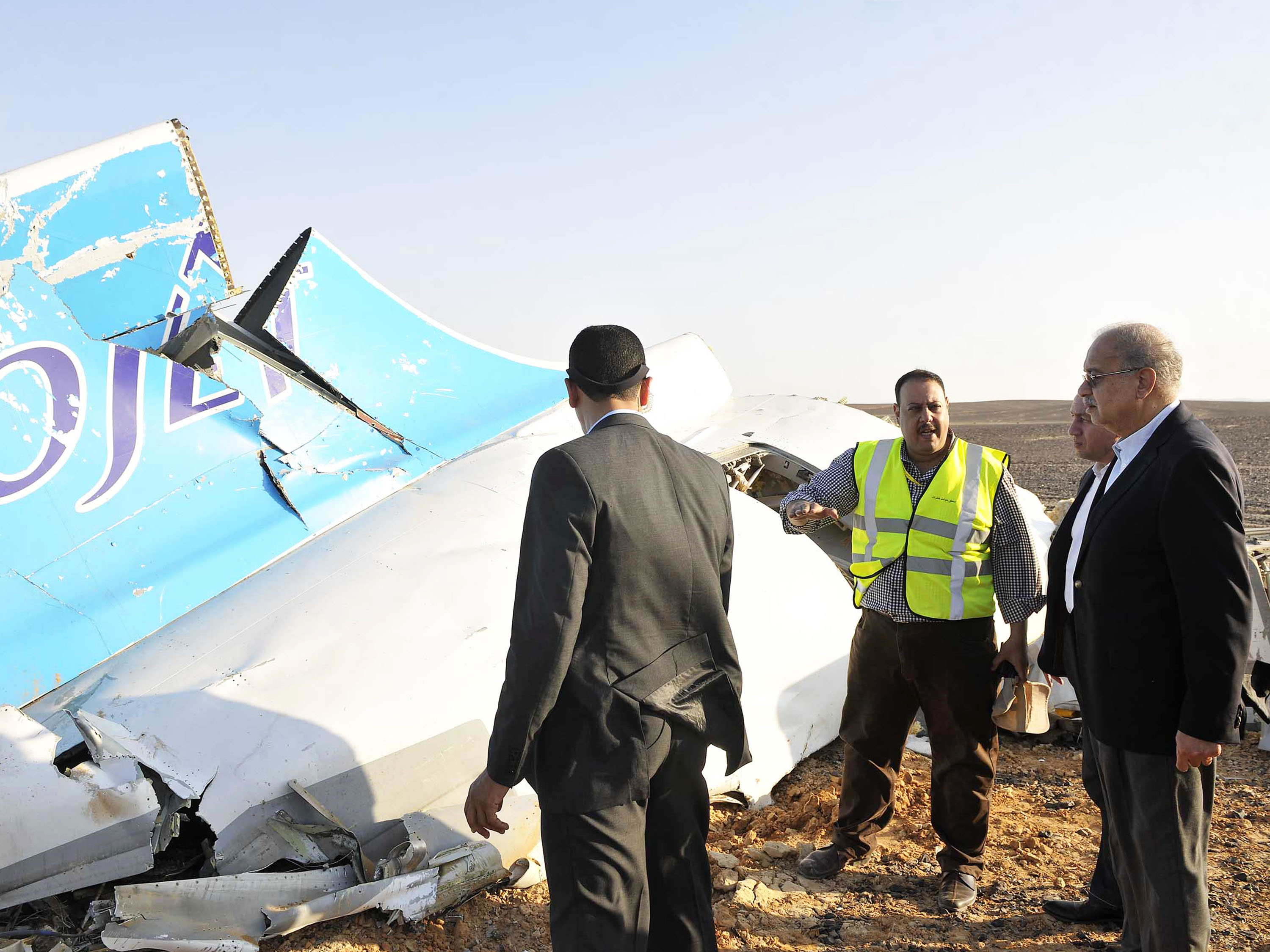 Destroço do avião que caiu neste sábado (31) é visto em Hassana, no Sinai egípcio