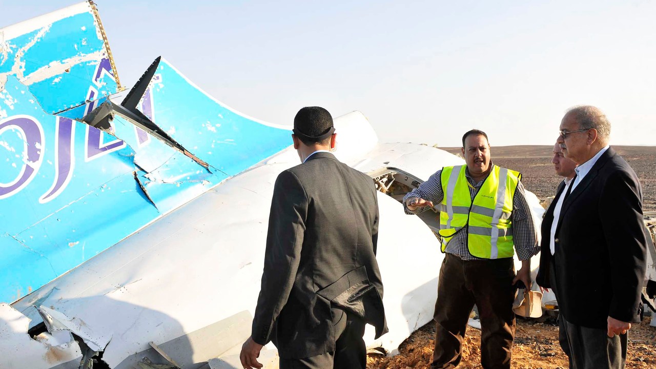 Destroço do avião que caiu neste sábado (31) é visto em Hassana, no Sinai egípcio