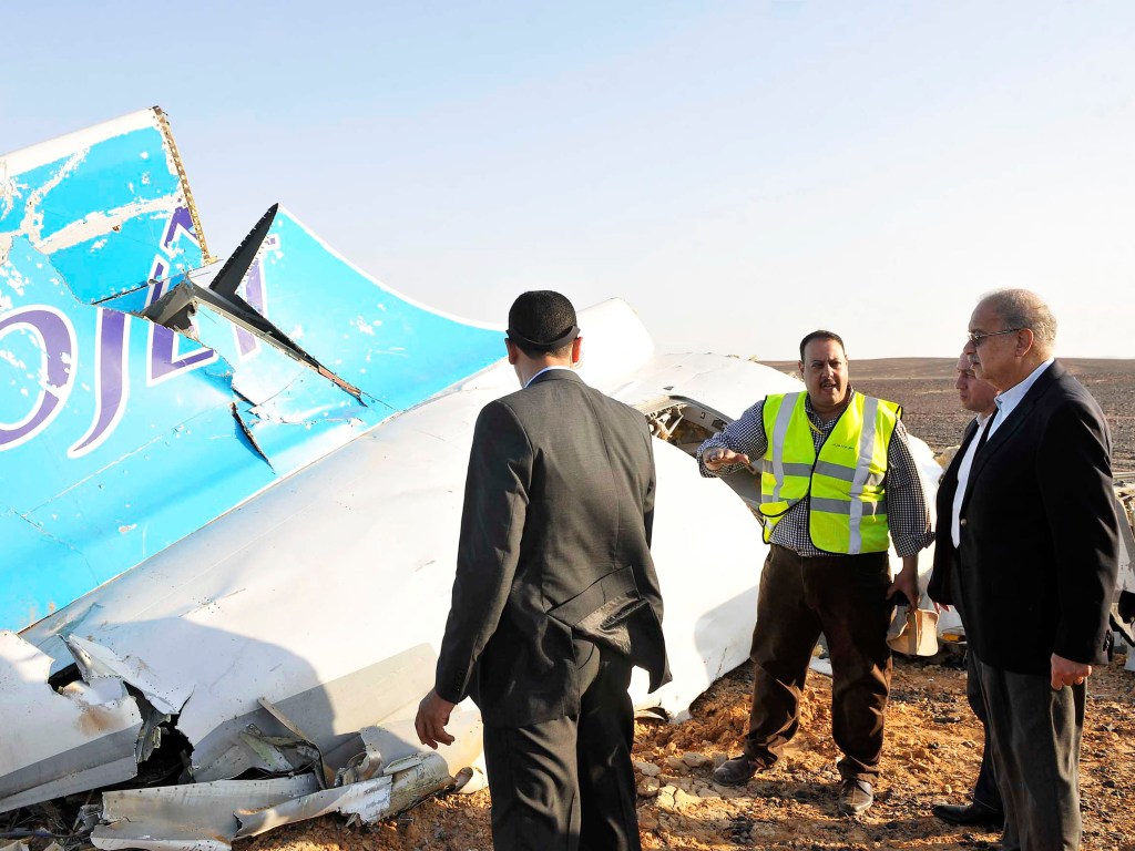 Destroço do avião que caiu neste sábado no Sinai