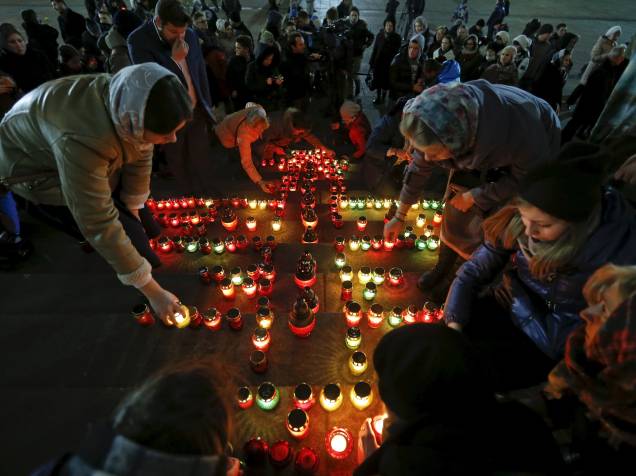 Velas são colocadas em frente ao aeroporto internacional de São Petersburgo, na Rússia, em memória das vítimas do acidente com o Airbus A321 da companhia KogalimAvia