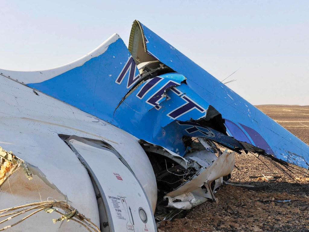 Destroço do avião que caiu neste sábado (31) é visto em Hassana, no Sinai egípcio