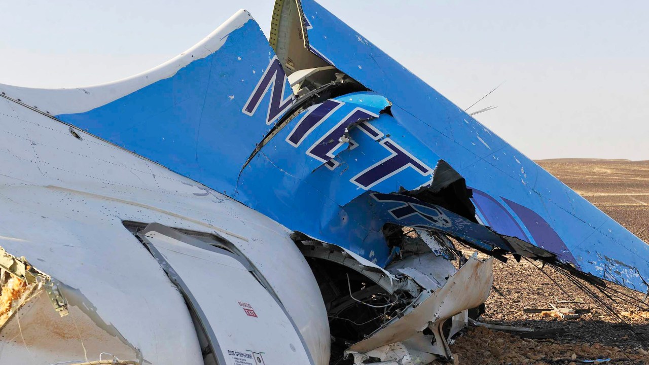 Pedaço do avião da Metrojet que caiu neste sábado: para autoridade russa de aviação, o jato teria se partido no ar