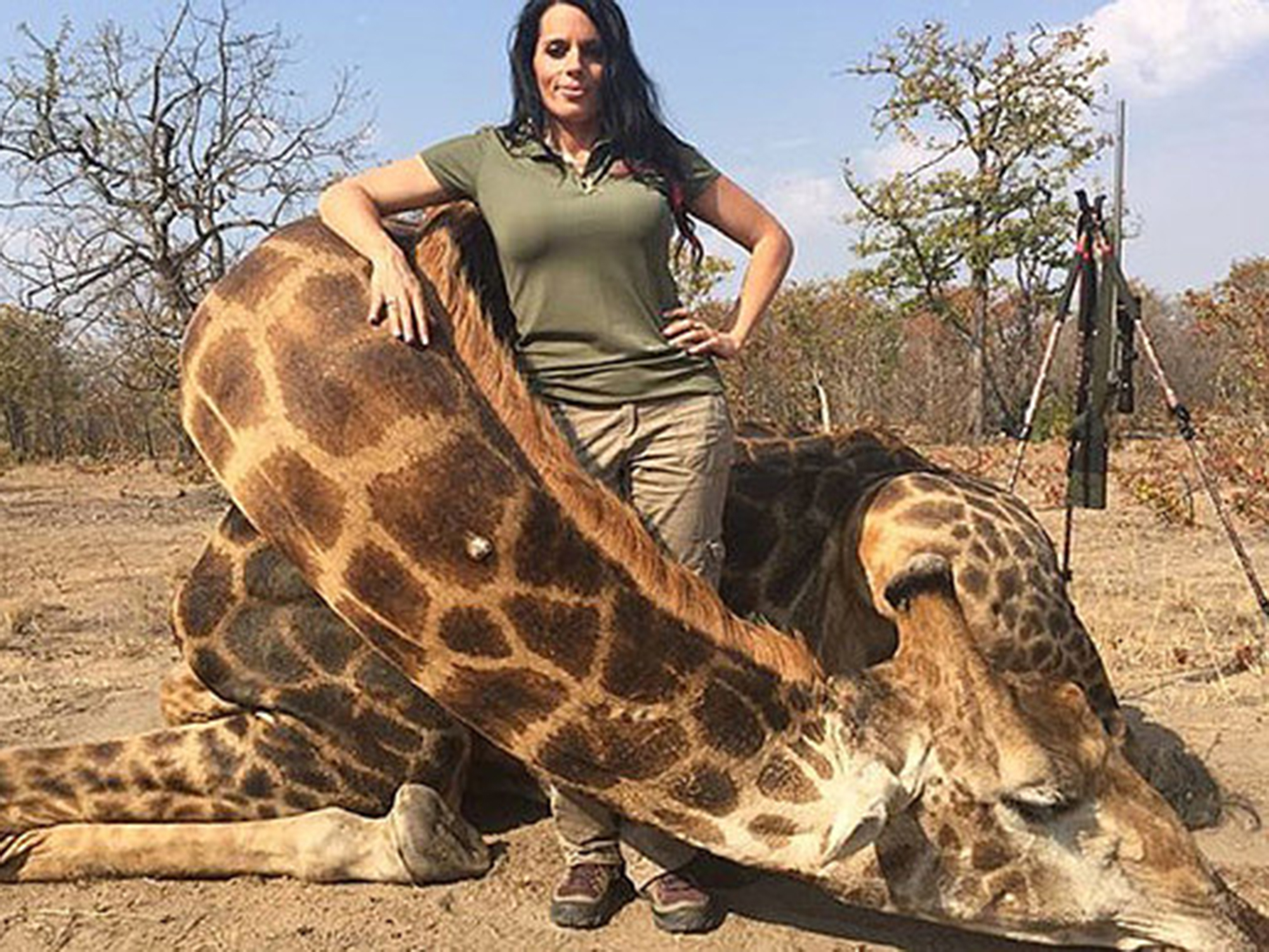 Caçadora americana posta fotos com animais mortos e desperta revolta nas  redes sociais | VEJA