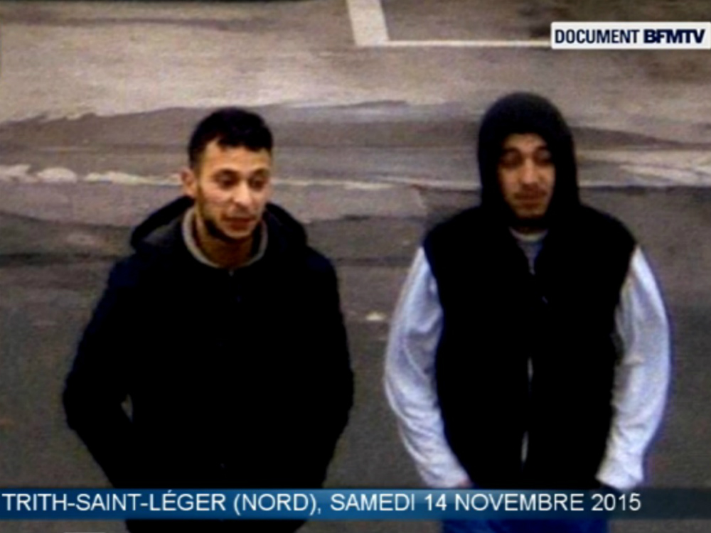 O terrorista Salah Abdeslam e seu comparsa Hamza Attou foram filmados por câmeras de segurança em um posto de gasolina