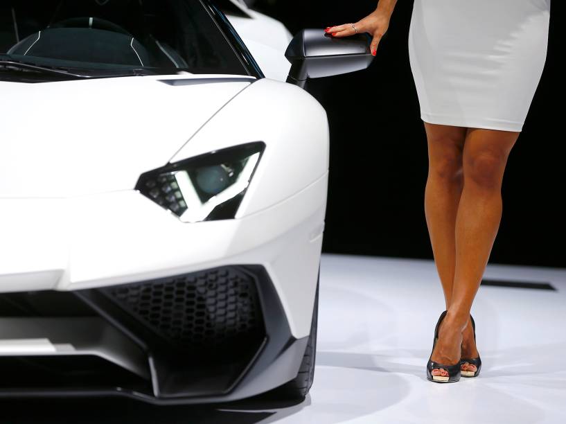 Modelo posa no estante da Lamborghini no Salão Internacional do Automóvel de Frankfurt 2015