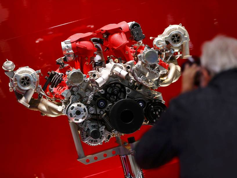 Visitante fotografa o motor de uma Ferrari durante o Salão do Automóvel de Frankfurt