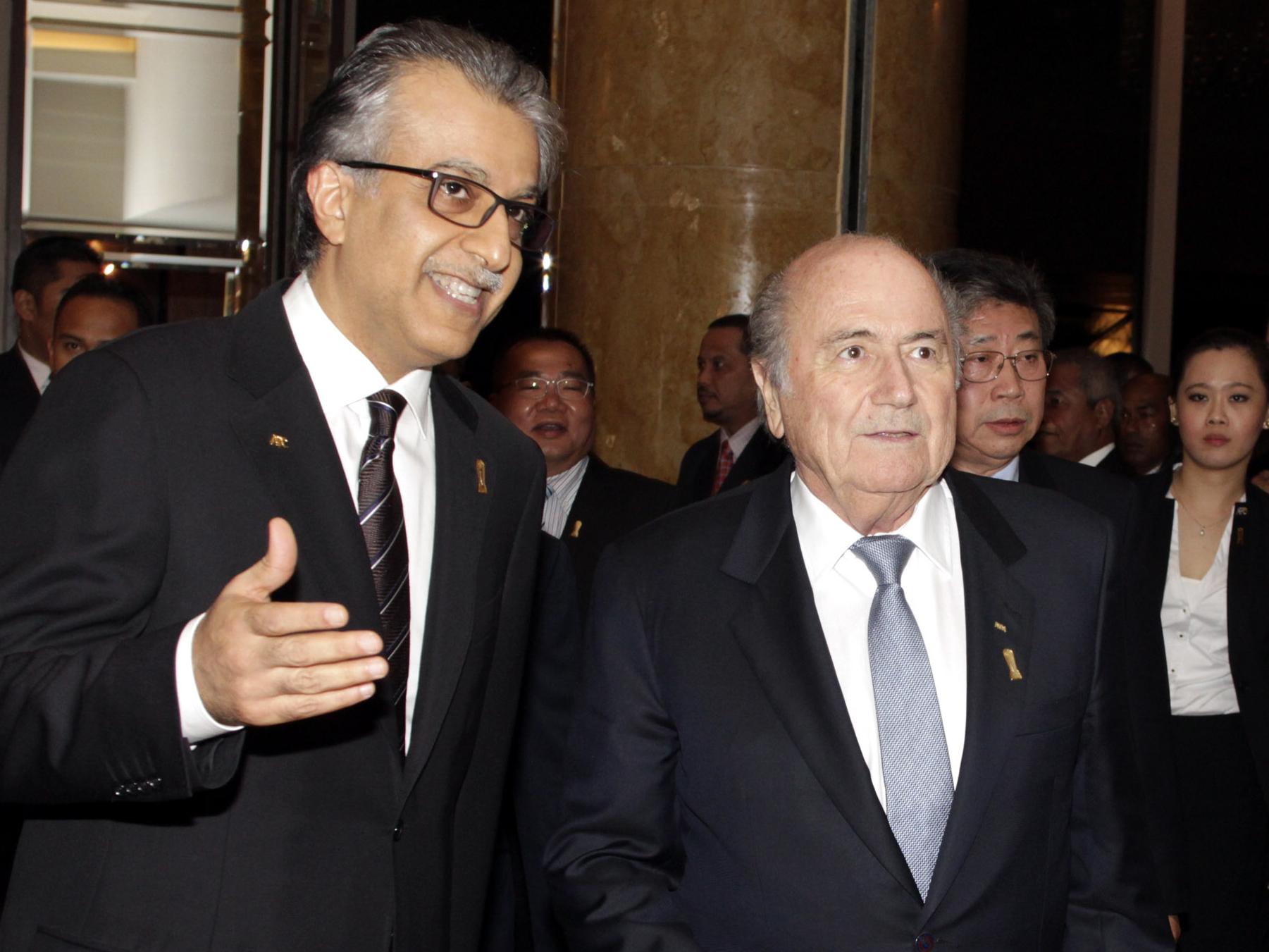Xeque Salman Bin Ibrahim Al-Khalifa, do Bahrein, em encontro com o então presidente da Fifa, Joseph Blatter, em 2013