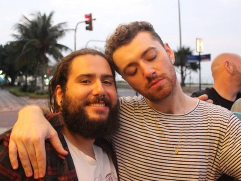 Após se divertir no Rock in Rio, Sam Smith tira fotos com fãs em frente ao hotel