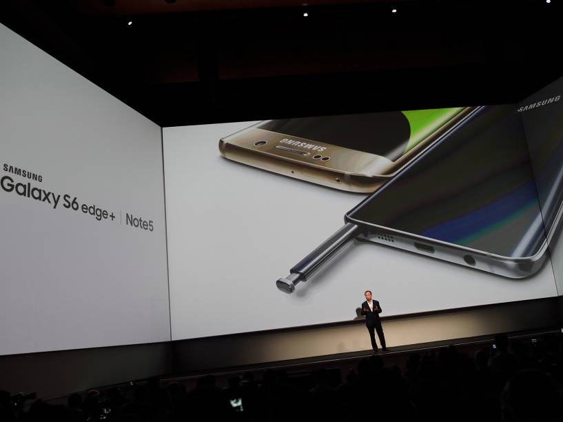 Ambos os smartphones tem as mesmas especificações: tela de 5,7 polegadas, processador octa-core, 4GB de memória RAM, armazenamento interno de 32GB ou 64GB, câmera de 16 megapixels e Adroid 5.1 Lollipop