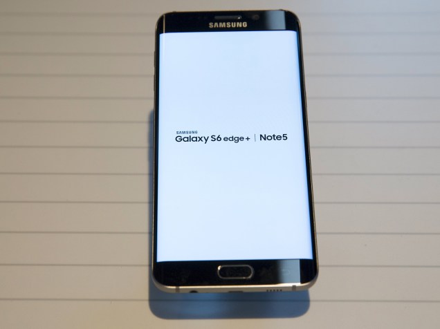 O Galaxy S6 Edge Plus continua com a tela curva, ocupando as bordas, que serão aproveitadas para ativar atalhos de aplicativos