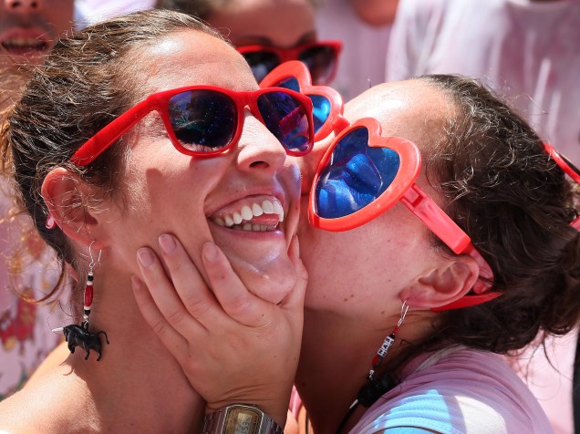 Mulheres se beijam durante as comemorações do Chupinazo, que marcam o começo do Festival de São Firmino, em frente à prefeitura de Pamplona, Espanha