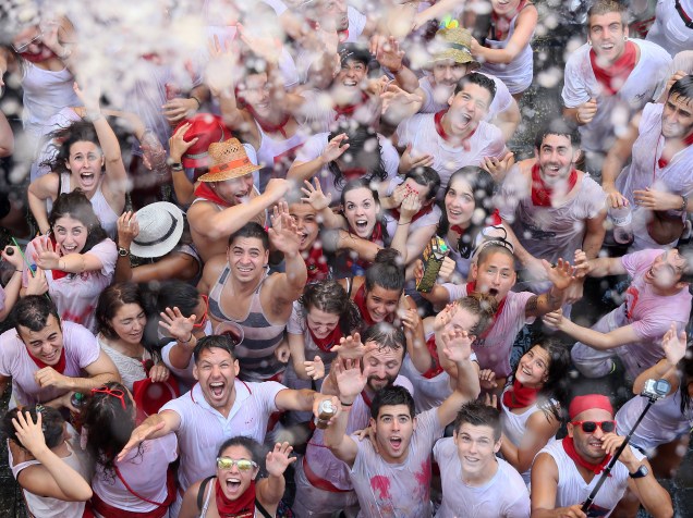 Água é jogada em foliões durante o Chupinazo, evento que celebra o início do festival de São Firmino, em Pamplona, na Espanha