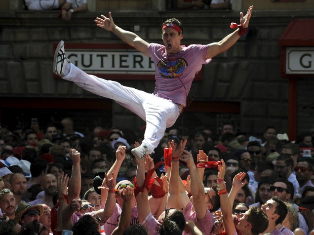 Homem é jogado ao ar durante o início do Festival de São Firmino, em Pamplona, Espanha. O festival conhecido pela corrida dos touros começou nesta segunda-feira(6) e vai até dia 14 de Julho