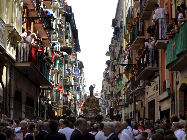 Estátua de São Firmino é carregada pelas ruas durante processão em honra ao santo no Festival de São Firmino, em Pamplona, Espanha