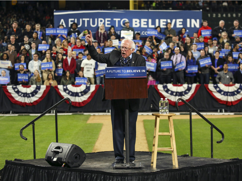 O pré-candidato democrata Bernie Sanders discursa em Seattle